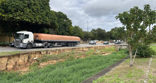 Desmoronamento de calada no entorno do valo preocupa moradores no Parque Rodovirio, em Campos