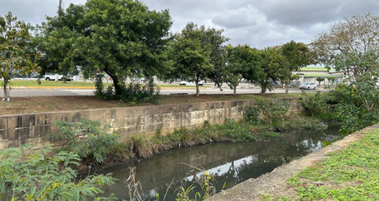 Desmoronamento de calada no entorno do valo preocupa moradores no Parque Rodovirio, em Campos