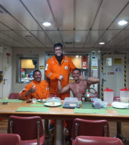 Os pescadores após o resgate 