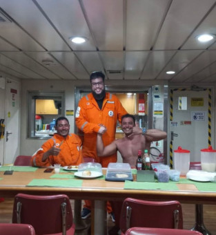 Os pescadores após o resgate 