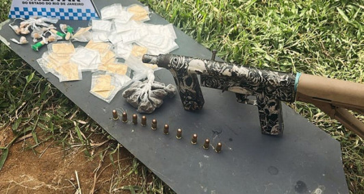 Metralhadora foi apreendida pela PM, que tamb&eacute;m encontrou drogas