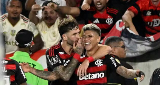 Carrascal comemora gol do Flamengo com L&eacute;o Pereira