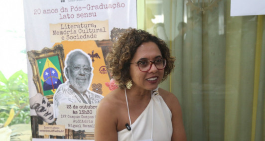 Coordenadora da pós, professora Érica Luciana de Souza