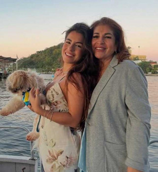 Lara e a m&atilde;e Eliana Tavares