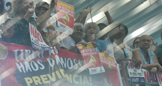 Servidores do estado protestaram na Alerj contra a lei