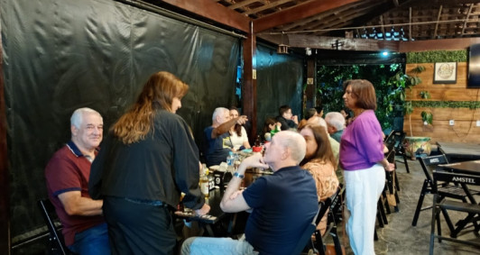Grupo reunido em confraternização de fim de ano em Campos