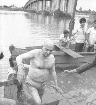 Ent&atilde;o governador do Rio, Chagas Freitas, toma banho no rio Para&iacute;ba do Sul para mostrar que a &aacute;gua estava limpa, em 1982. O governador ainda bebeu a &aacute;gua do rio. 