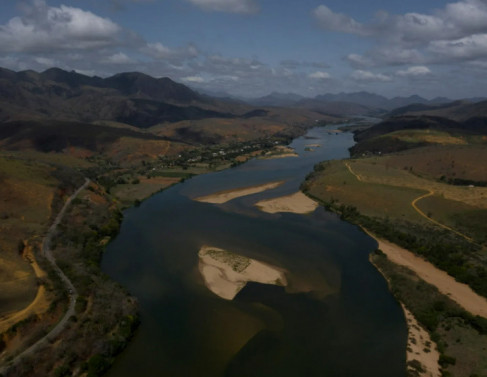 Bancos de areia e assoreamento do rio Para&iacute;ba do Sul pr&oacute;ximo &agrave; cidade de Campos dos Goytacazes. O ac&uacute;mulo de sedimentos causado por barragens torna o fluxo do rio cada vez mais fraco perto do delta, tornando-o incapaz de proteger Atafona das ondas do oceano (https:/www.nationalgeographicbrasil.com/meio-ambiente/2021/10/atafona-rio-de-janeiro-mar-esta-engolindo-cidade-brasileira).  
