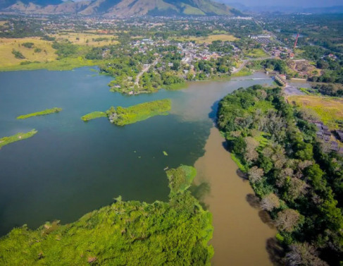 Capta&ccedil;&atilde;o da ETA Guandu, que abastece 9,5 milh&otilde;es de moradores do Grande Rio: cianobact&eacute;rias preocupam especialistas, em 2020. 