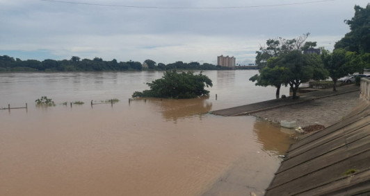 Nivel do Rio Para�ba do Sul sobe e cobre �rea onde carros costumavam estacionar