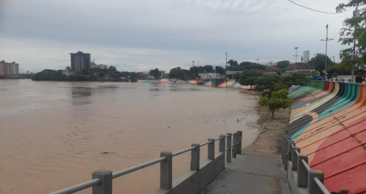 Nivel do Rio Para�ba do Sul sobe e cobre �rea do Cais da Lapa