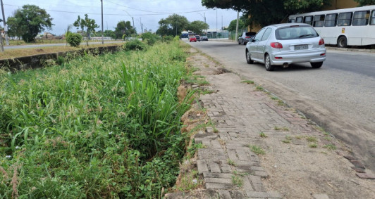 Cal&ccedil;ada ao lado do Canal do Saco segue cedendo em Campos
