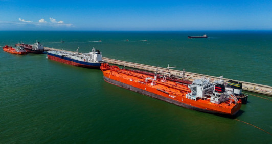 Terminal de Petr&oacute;leo (T-Oil), no Porto do A&ccedil;u