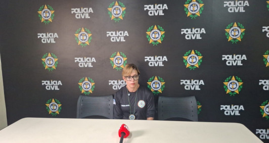 Delegada Carla Tavares em coletiva sobre o caso