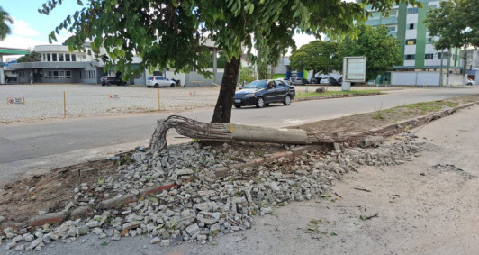 Poste tombado por caminh&atilde;o em Campos