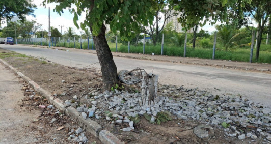 Poste tombado por caminh&atilde;o em Campos