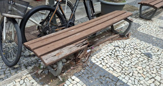 Banco quebrado no Centro de Campos