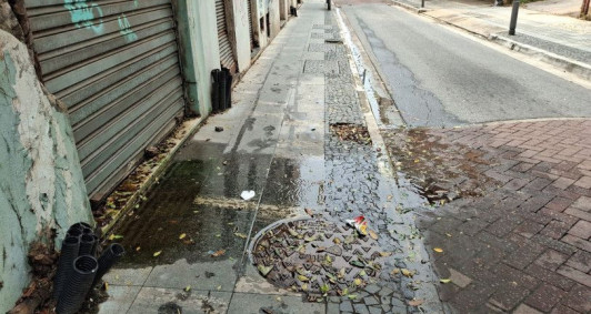 Im&oacute;vel vazando &aacute;gua na Rua Carlos Lacerda 