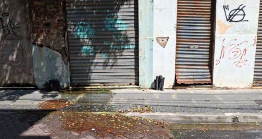 Im&oacute;vel com vazamento de &aacute;gua e outro arrombado na Rua Carlos Lacerda 