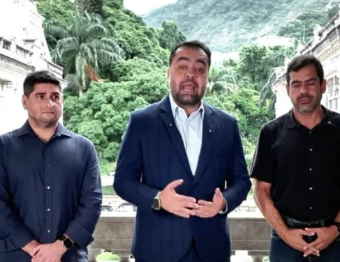 Castro aparece em v&iacute;deo com ex-secret&aacute;rios