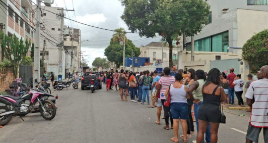 Grande fila &eacute; registrada no entorno da UFF 