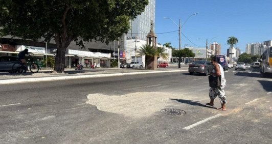 Buraco come�a a ser tampado pr�ximo ao terminal de �nibus no centro de Campos