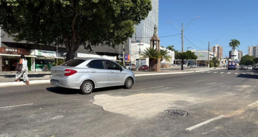 Buraco come�a a ser tampado pr�ximo ao terminal de �nibus no centro de Campos