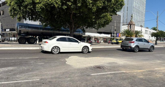 Buraco come�a a ser tampado pr�ximo ao terminal de �nibus no centro de Campos