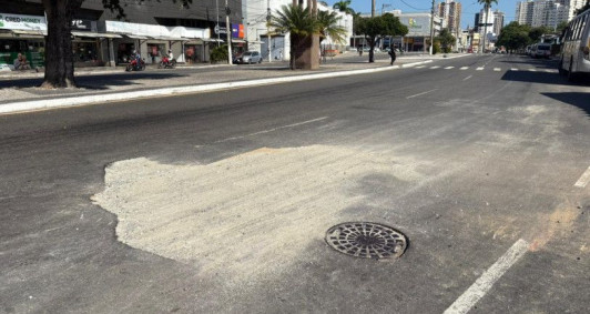 Buraco come�a a ser tampado pr�ximo ao terminal de �nibus no centro de Campos