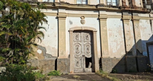 Porta arrombada da Igreja do Ter&ccedil;o 