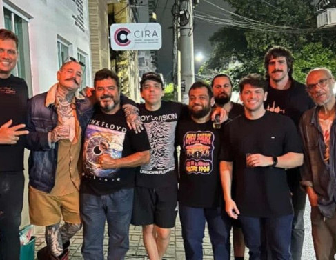 Curadores do evento com amigos em noite de m&uacute;sica