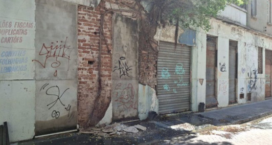 Parte de parede que caiu no Centro de Campos 