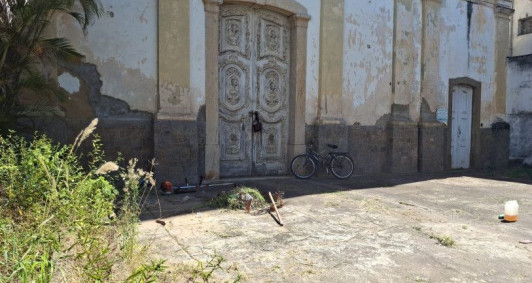 Porta consertada e mato retirado da Igreja do Ter&ccedil;o 