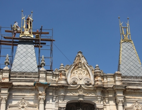 Restauro de fachada feita com doa&ccedil;&otilde;es e recursos da Lira de Apolo - poder p&uacute;blico se omitiu para ajuda, mesmo o pr&eacute;dio sendo tombado pelo &oacute;rg&atilde;o estadual Inepac e reconhecido como patrim&ocirc;nio hist&oacute;rico municipal.
