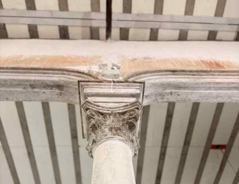 Pilastra no interior da institui&ccedil;&atilde;o. Forro precisou ser refeito ap&oacute;s o inc&ecirc;ndio, assim como muitas outras estruturas. 