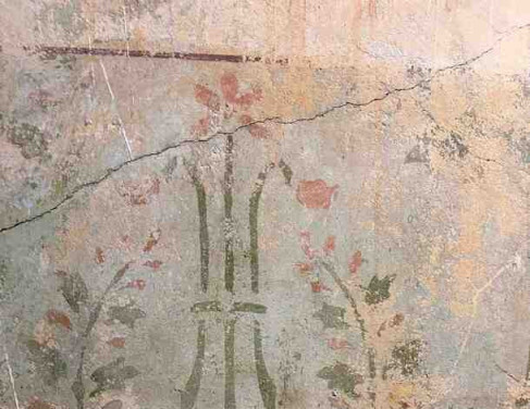 Detalhes (liras) das pinturas em uma das paredes do interior da Lira de Apolo. Segundo a restauradora Quicila Stefen, o padr&atilde;o se repete em outras paredes, sendo poss&iacute;vel o restauro de parte da originalidade. 