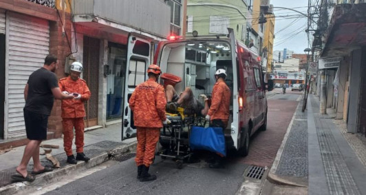 O homem ferido foi socorrido pelo Corpo de Bombeiros