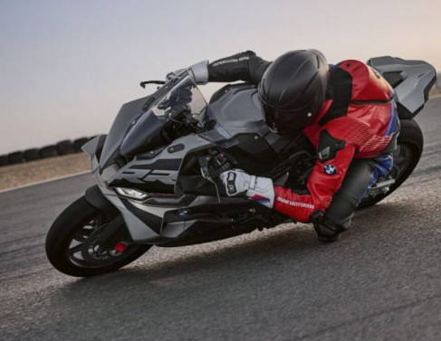 A BMW s1000rr, superesportiva de configura&ccedil;&atilde;o agressiva.