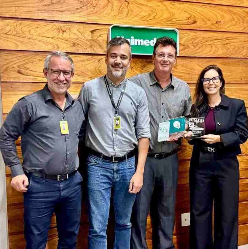 Carlos Augusto Bortoloti, Superintendente da Unimed Campos; Vinicius Gon&ccedil;alves, Gerente de Mercado; Dr. Leonardo Ferraz, Presidente do Conselho de Administra&ccedil;&atilde;o; e Dra. Cynthia Cordeiro, Conselheira de Administra&ccedil;&atilde;o.