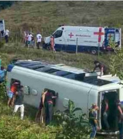 Ônibus cai em ribanceira e pessoas ficam feridas em Santo Eduardo
