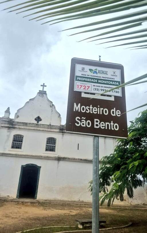 Aviso esconde pictograma destinado a visitantes 