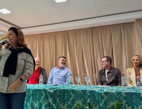 A prefeita Alessandra Freire recebedo Paes