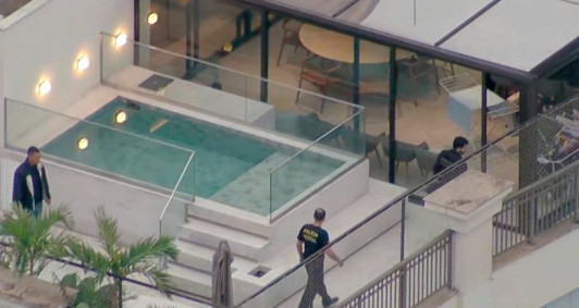 Agentes da PF no im&oacute;vel de Castro, na Barra da Tijuca