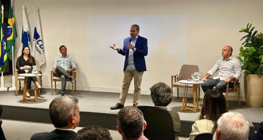 Frederico Paes em evento na CDL Campos