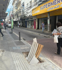 Caixa de inspeção sem tampa no Centro de Campos gera risco