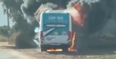 Ônibus pega fogo em estrada próximo ao Porto do Açu, em SJB
