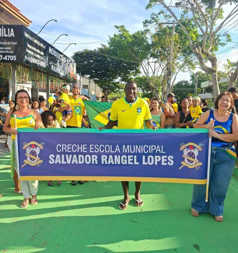 Ex-atletas interagiram com alunos, familiares e profissionais da creche