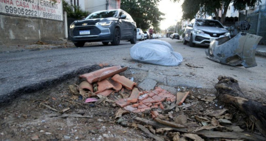 Buraco na rua Padre &acirc;ngelo com Jos&eacute; Peixoto Siqueira 