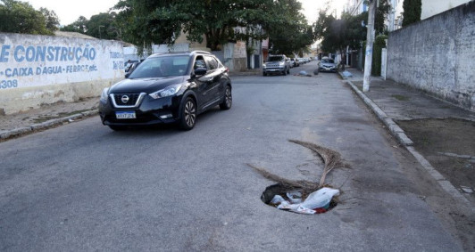 Buraco na rua Padre &acirc;ngelo com Jos&eacute; Peixoto Siqueira 