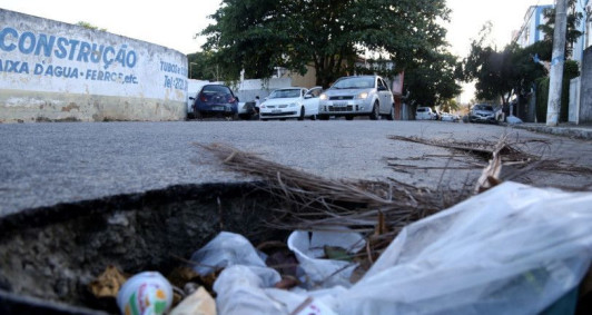 Buraco na rua Padre &acirc;ngelo com Jos&eacute; Peixoto Siqueira 